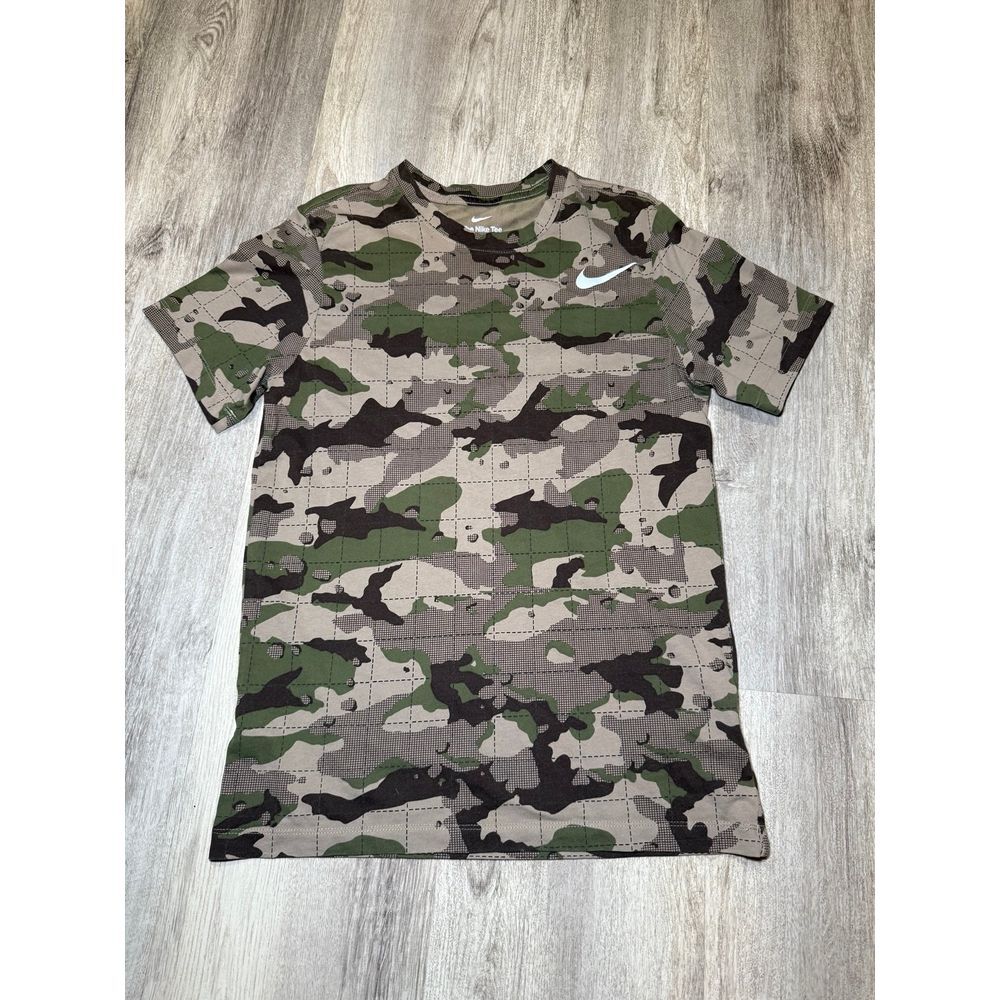 Nike Camo Dri-Fit size small pit to pit‎ 17 inches